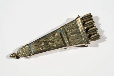 Estuche con flechas ornamentales