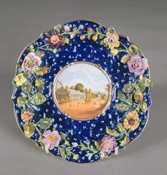 Plato de Chamberlains Worcester con flor incrustada y vista de la sala de bombas de Montpellier, Cheltenham, 1820