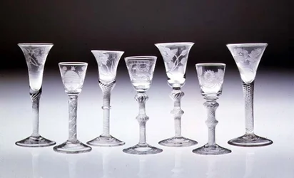 Colección de vasos grabados con tallos opacos y de torsión de aire