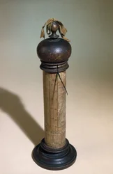 Reloj de sol de columna pintado con una figura de San Cristóbal
