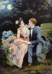 Pareja sentada a la luz de la luna