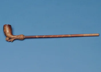 Pipa de copa con tallo de bambú y bota tallada pateando un balón debajo