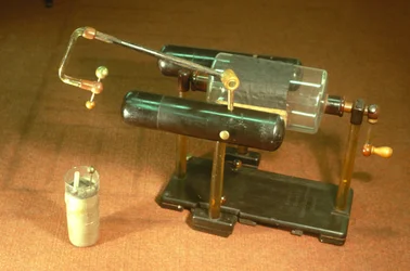 Máquina electrostática cilíndrica, con frasco de Leyden (caoba, latón y vidrio)