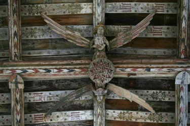 Vista de uno de los ángeles de madera tallada en la nave