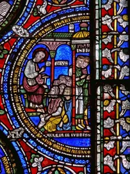 (detalle) de una de las Ventanas de la Biblia que representa a San Pedro predicando