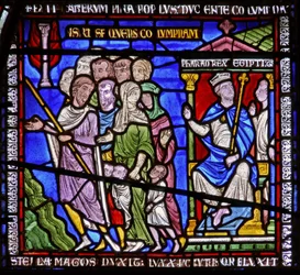 (detalle) de una de las Ventanas de la Biblia que representa al faraón observando a los israelitas