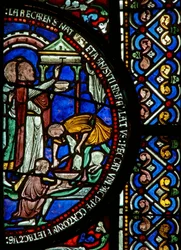 (detalle) de la ventana este de la Capilla de la Trinidad que representa la Pascua y la señal de Tau