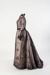 Vestido de satén de seda blanca y púrpura con una capa exterior de red negra