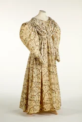 Vestido estampado con un diseño de flores y ramas en tela tejida crema con patrón de cuadrícula en el tejido, c.1830-35