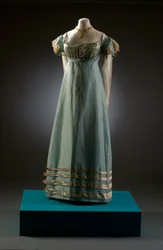 Vestido de noche azul huevo de pato con mangas crema, mostrado aquí con joyería de perlas, c.1819