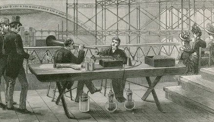 Fonógrafo perfeccionado de Edison en uso en la galería de prensa durante el Festival de Handel en el Crystal Palace
