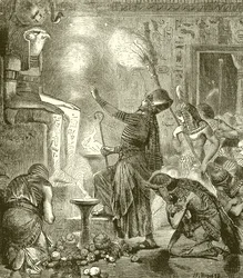 Rey egipcio adorando en un templo