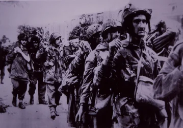 Paracaidistas británicos exhaustos hechos prisioneros por los alemanes, Batalla de Arnhem