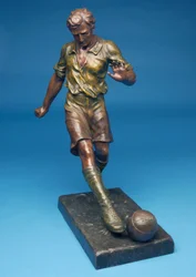 Figura pateando un balón