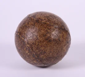 Balón usado en juegos de pelota tempranos (cuero)