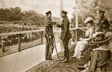 Por valor: el rey Jorge decorando al soldado Thomas Hughes, de los Connaught Rangers, con la V.C., en Hyde Park, 2 de junio de 1917, 1914-19