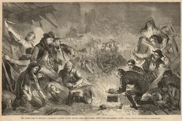 Ciudadanos sin hogar refugiándose de las llamas entre las ruinas humeantes