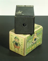 Cámara Kodak Brownie con caja original, hacia 1902