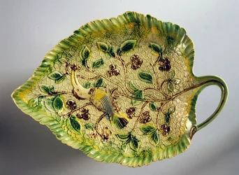 Plato en forma de hoja decorado con vides y pájaro exótico, 1760-70