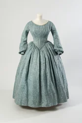 Vestido de seda azul claro con flores, con corpiño en punta y mangas largas