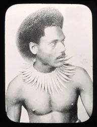 Diapositiva de linterna mágica mostrando a un jefe fiyiano con traje tradicional c.1900