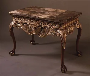 Mesa con tapa de mármol y patas de garra y bola, c.1720