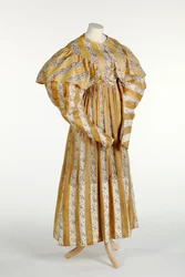 Vestido de muselina con patrón abstracto malva impreso dentro de un diseño de rayas verticales amarillas y blancas, c.1820-30