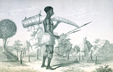Nativo llevando un colmillo de elefante decorado, de Las Regiones del Lago de África Central, por Richard F. Burton (1821-90), 1860