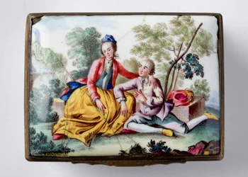 Caja oblonga con amantes en un paisaje en la tapa, y flores e insectos pintados en los lados moldeados