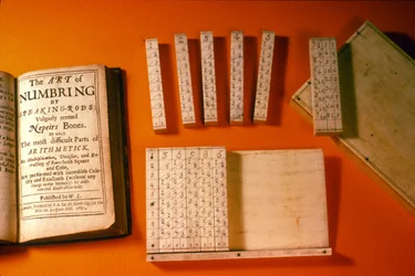 Conjunto original de los huesos de Napier con estuche y publicación contemporánea, 1685 (boj)
