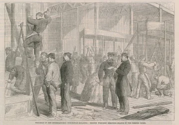 Progreso en el edificio de la Exposición Internacional; Obreros franceses montando stands en el Tribunal Francés