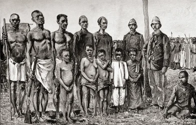 Nativos pigmeos comparados con oficiales ingleses, sudaneses y zanzibaríes, 1890