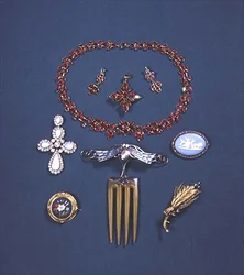 Conjunto de Collar y Pendientes de Rubí; Broche de Ópalo y Diamante; Broche de Pietra Dura; Peineta con Esmalte Plique-a-jour