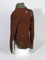 Casaca corta de oficial de la Compañía Ligera, 2.º Batallón, 69.º Regimiento (South Lincolnshire), llevada durante la campaña de Waterloo por el teniente Henry Anderson, hacia 1815 (tejido escarlata y verde con botones dorados)