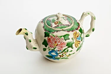 Tetera de Staffordshire decorada con crisantemos, 1760