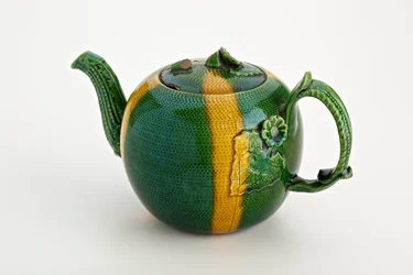 Tetera de Staffordshire con asa y pico de cangrejo, 1750