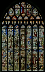 La ventana este representando la Crucifixión, la Deposición, la Resurrección y la Ascensión