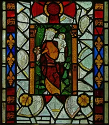 La ventana Este (Ew) que representa a la Virgen María con el Niño Jesús