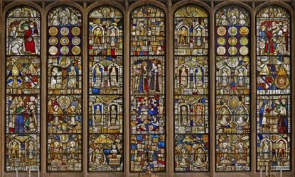 La ventana este con una notable colección de paneles