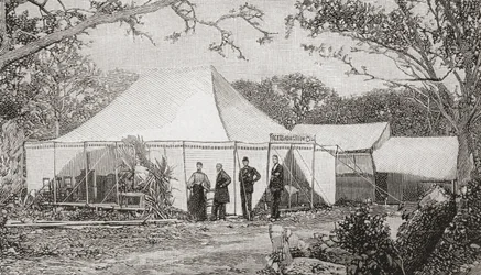 La Primera Iglesia Presbiteriana, Miami, Florida, Estados Unidos de América, a finales del siglo XIX. La iglesia, fundada por el reverendo Henry Keigwin en 1896, comenzó en un tosco restaurante de tablas antes de que los servicios se trasladaran a una tien