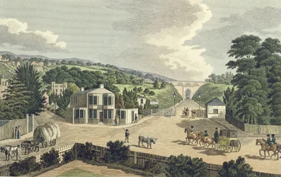 El arco de Highgate desde la puerta de peaje en Holloway