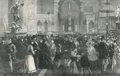 El Museo de South Kensington en el Lunes de Pentecostés