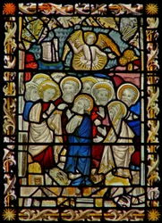 La ventana este que representa a los Apóstoles reunidos (¿para el Funeral de la Virgen?) María - los Apóstoles se reúnen para asistir