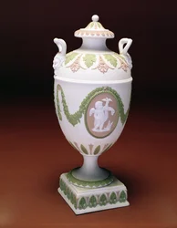 Jarrón en forma de urna de tres colores Jasper, modelo de la figura de putti por John Flaxman. Wedgwood c.1780