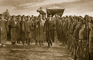 Trotsky, comisario de guerra bolchevique de Rusia, inspeccionando un regimiento de los letones, que formaban la élite del Ejército Rojo, 1914-19