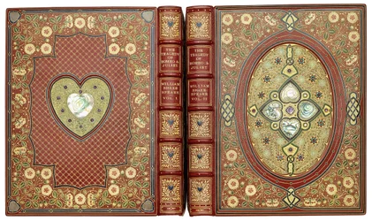 Cubiertas superior e inferior, con diseños de corazones y flores, c.1920