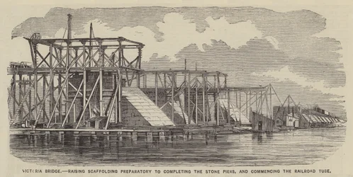 Puente Victoria, levantamiento del andamiaje preparatorio para completar los pilares de piedra y comenzar el tubo de ferrocarril (grabado)