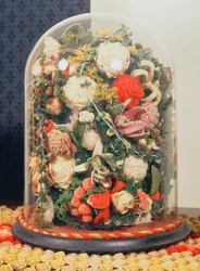 Flores de lana victorianas en una vitrina