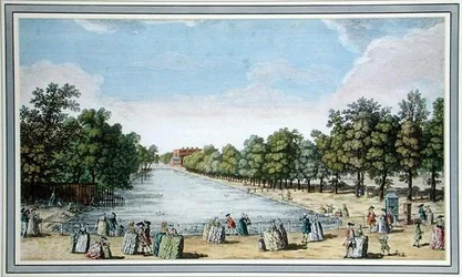 Vista de jardines formales con un lago, probablemente el Long Water en Hampton Court