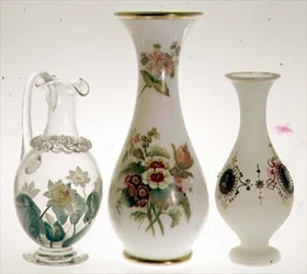 Jarra de agua decorada con lirios de agua en pintura cerámica cubierta con cristal, por Henry G. Richardson, mediados del siglo XIX; dos jarrones de vidrio opalino por Henry G. Richardson, finales del siglo XIX; jarrón de vidrio opalino con pintura de esma